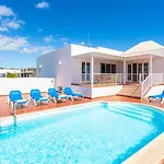 Villa Adella Tías